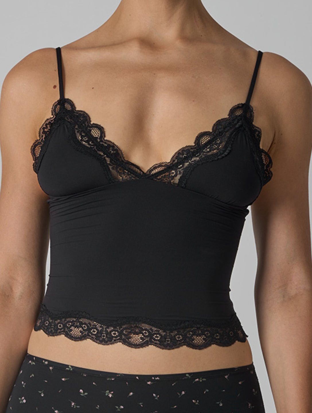 The Smooth Lace V-Neck Singlet - HeyShape
